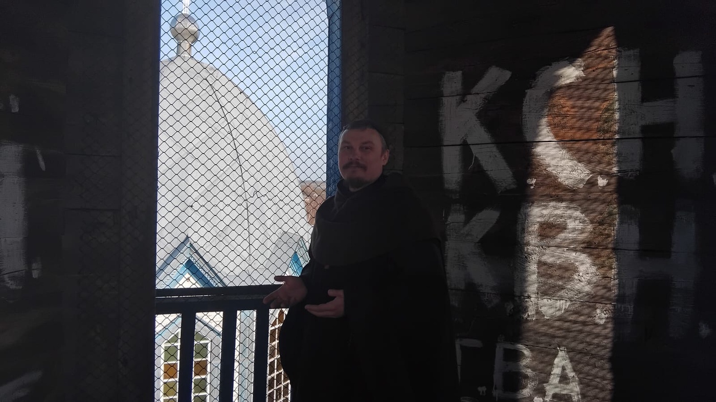 Отець Віталій на дзвіниці храму в селі Дягова