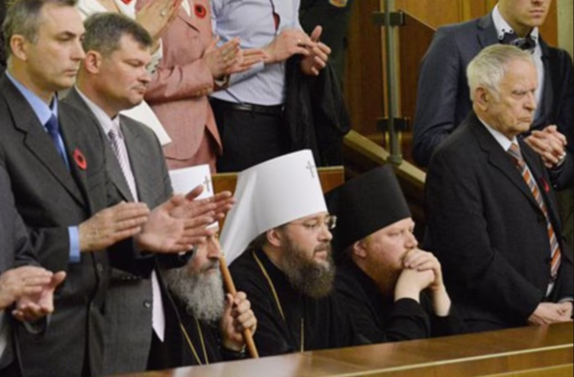 У 2015 році під час виступу президента Петра Порошенка Онуфрій не встав разом з усіма, коли згадували українських військових