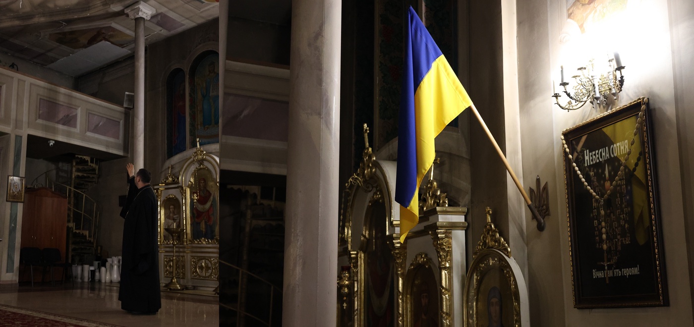 Отець Теодор показує пошкодження внаслідок російського ракетного обстрілу на стелі в храмі, де він служить