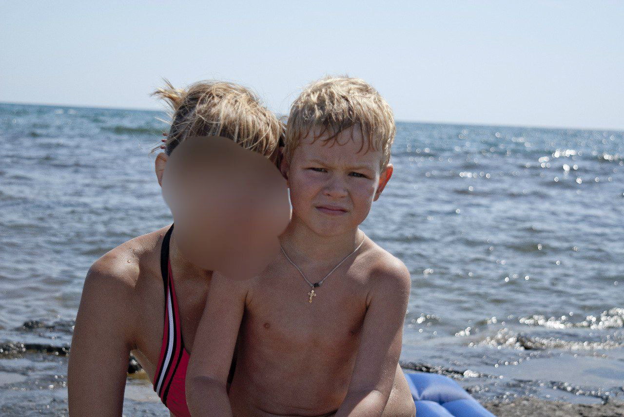 Восьмирічний Артем відпочиває в Криму з матір'ю. Її обличчя розмите з міркувань безпеки. Фото: Особистий архів Артема Звенигородського